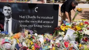 Los estados elogian a Charlie Kirk con nuevas leyes que promueven la libertad de religión y de expresión