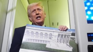 Trump ha protestado por una decisión judicial que ha vuelto a paralizar su proyecto de salón de baile en la Casa Blanca