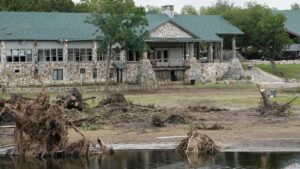 Un funcionario de Camp Mystic dijo que no había visto una advertencia de inundación emitida el día antes de que azotara la tormenta.
