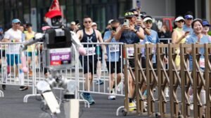 Un robot humanoide corre hacia la victoria en Beijing, batiendo el récord humano de media maratón