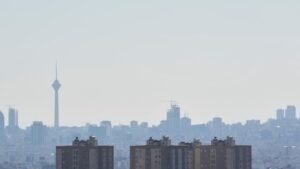 El principal diplomático de Irán está de visita en Pakistán mientras Estados Unidos toma nuevas medidas para facilitar el flujo de petróleo y gas.