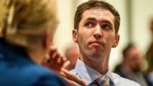 El hombre acusado de asesinar a Charlie Kirk presiona para que se prohíban las cámaras en la corte