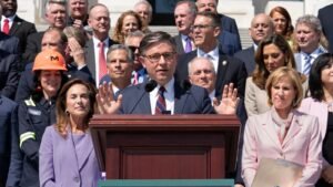 La Cámara extendió los poderes de vigilancia hasta el 30 de abril después de que las protestas nocturnas hundieran el plan republicano.