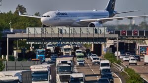 La compañía aérea Lufthansa cortó 20.000 vuelos debido a que la guerra redujo los precios del combustible y los suministros.