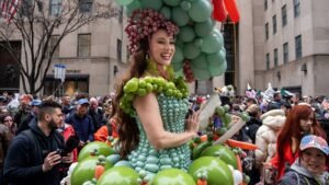 Disfraces brillantes y sombreros coloridos brillan en el desfile de Pascua de Nueva York, en imágenes