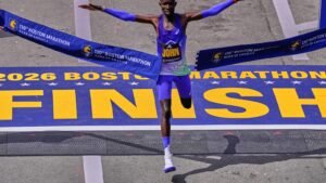 El campeón defensor John Korir bate el récord del maratón de Boston, Sharon Lokedi lo repite