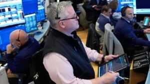 El petróleo sube y las acciones varían mientras el enfrentamiento entre Estados Unidos e Irán paraliza el Estrecho de Ormuz