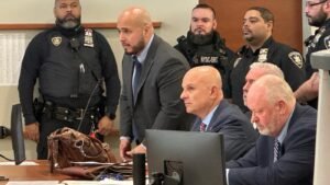 Ex sargento de la policía de Nueva York liberado de la cárcel después de apelar su condena por arrojar una hielera mortal