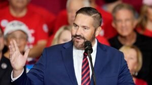 El fallo tiene el efecto de una votación intermedia entre el juez y el funcionario electoral de Arizona.