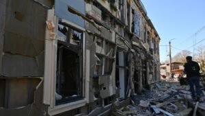 Ataque con drones rusos hiere a 14 personas, mientras que drones ucranianos matan a 2 en zona rusa