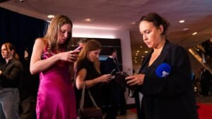 Los periodistas cubren los tiroteos en las cenas de los corresponsales en tiempo real. Todavía circulan teorías de conspiración