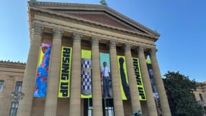 Un museo de Filadelfia ha devuelto la estatua de Rocky al interior después de décadas de emoción.