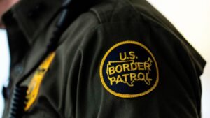 Un mexicano se declara culpable de hacerse pasar por un agente de la Patrulla Fronteriza para “interrumpir la misión de deportación”
