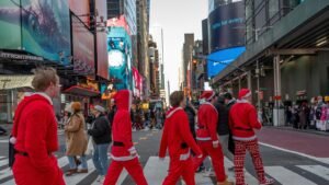 La popular recaudación de fondos benéfica de la SantaCon de Nueva York fue más que Claus, dicen las autoridades