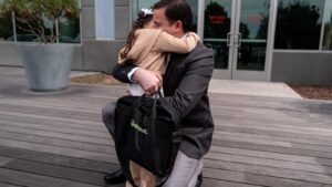 Una médica venezolana bajo custodia de ICE se pierde la entrevista de asilo de su marido tras ser detenida en el aeropuerto