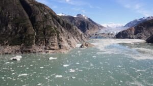 Las compañías de cruceros en Alaska están evitando un viaje popular a Tracy Arm después de un deslizamiento de tierra masivo