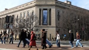 El FBI y el Departamento de Justicia luchan por una reestructuración después de haber sido diezmados por renuncias y despidos