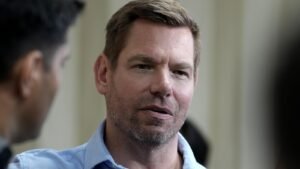 El representante de la carrera por el gobernador de California sigue adelante después de la dramática caída de Eric Swalwell