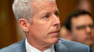 Wright: Los precios de la gasolina bajando por debajo de los 3 dólares “puede que no pasen hasta el próximo año”