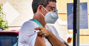 La FDA bloquea la publicación de una investigación que encuentra seguras las vacunas contra el Covid y la culebrilla