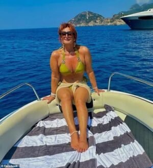Una cajera de una sociedad de construcción ha sido encarcelada por robar miles de dólares a clientes desprevenidos después de haber sido captada a través de fotos de Facebook de sus lujosas vacaciones.