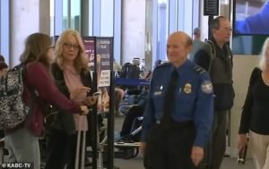 El agente de la TSA de mayor edad de Estados Unidos recibió una reconfortante sorpresa cuando llegó a un aeropuerto de California para comenzar su turno.