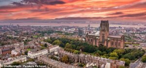 Los bomberos extinguieron un incendio en la Catedral Anglicana de Liverpool mientras los visitantes y el personal eran evacuados y se advertía a los lugareños que se mantuvieran alejados.