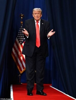 Trump criticó al hermano de la congresista Ilhan Omar, a quien acusó de casarse con ella en la cama.