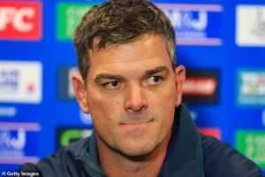El momento en que un entrenador de fútbol comete un desafortunado desliz con carga racial, pero lo que hizo el club a continuación te sorprenderá.