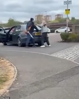El impactante momento en que un matón apuñaló a un pensionista de 77 años en un coche