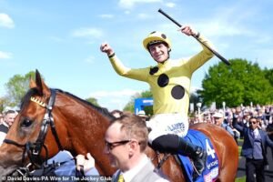 El invicto Bo Echo logra una emotiva victoria en las 2.000 Guineas mientras el jockey y el entrenador reescriben la historia clásica