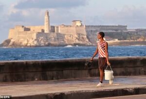 Trump vuelve a decir que se está preparando para hacerse cargo de “Cuba” a su regreso de Irán mientras estallan los “problemas”