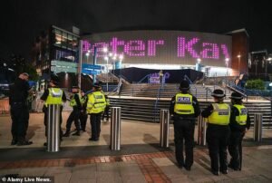 Joven de 19 años acusado de ‘engaño de bomba’ en el concierto de Peter K es liberado después de 45 minutos