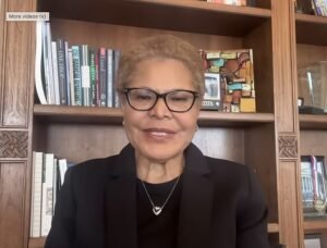 La alcaldesa de Los Ángeles, Karen Bass, afirma que su rival Spencer Pratt está explotando a las víctimas de los incendios forestales, a pesar de que su propia casa fue destruida