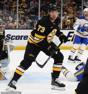 Una estrella de la NHL enfrenta una suspensión potencialmente prolongada después de un ataque salvaje a un oponente durante una derrota en los playoffs.