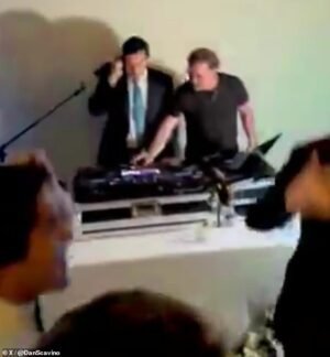 El secretario de Estado, Marco Rubio, aturde a los juerguistas mientras toma el control del DJ