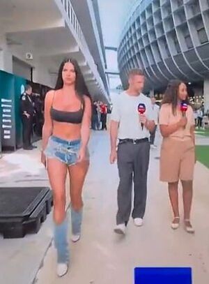 Un momento hilarante en el Gran Premio de Miami en el segmento de Jenson Button deja distraído al camarógrafo de Sky Sports, ¡y al mecánico de McLaren también lo toma por sorpresa!