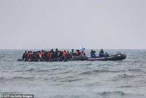 Una adolescente y una mujer murieron frente a la costa francesa después de que un pequeño barco que transportaba a más de 80 inmigrantes “atropellara” mientras intentaba llegar a Gran Bretaña.