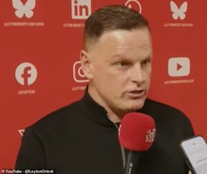 El entrenador de fútbol da la entrevista más cruel de la historia: el jefe furioso califica a los jugadores de “desgracia”, los reprende por celebrar con sus familias y dice “He desperdiciado 10 meses de mi carrera con ellos”