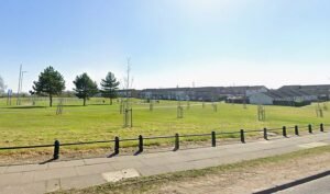 Buscan a dos hombres vestidos de oscuro tras apuñalar a una mujer en un parque a plena luz del día