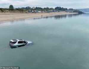 El lujoso Land Rover de £ 80.000 del conductor quedó completamente sumergido en el próspero balneario galés de ‘Cheshire-on-Sea’.