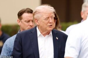 Trump hace una aparición sorpresa en un evento del PGA Tour de 20 millones de dólares… horas después de que el Servicio Secreto arrestara a un hombre en el curso del presidente