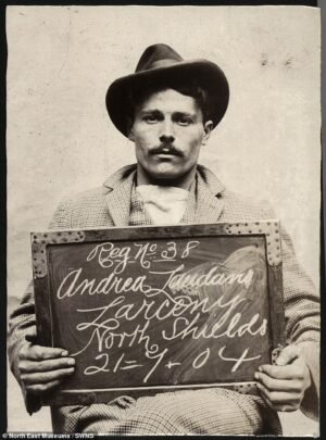 Los criminales inmigrantes eduardianos de Gran Bretaña revelados a través de fotografías policiales de asesinos, ladrones y matones