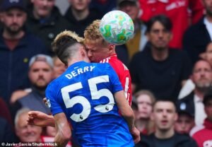 El hijo de la ex estrella de la Premier League fue llevado al hospital después de un desagradable choque de cabezas en su primer partido como titular con el Chelsea, con el partido retrasado diez minutos.