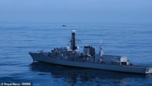 La crisis de los buques de guerra de la Royal Navy se profundiza cuando otro barco averiado es dado de baja, dejando sólo cinco fragatas para defender Gran Bretaña… y “sin dinero para comprar armas”