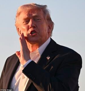 “Estamos temblando día a día, sin saber qué pasará después”. Un preocupado conocedor de la Casa Blanca le dice a Andrew Neal cuán extraño es que Trump razone ahora y revela su desesperado siguiente paso.