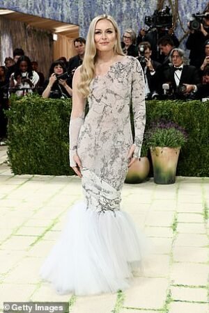 Lindsey Vonn alcanza un hito de recuperación sorprendente mientras deslumbra en la Met Gala tres meses después del horrible colapso de los Juegos Olímpicos