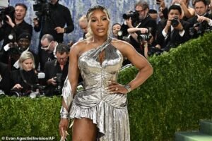 Serena Williams despedida por los fanáticos por su look ‘hortera’ en la Met Gala… un día después de que la leyenda del tenis fuera tachada de ‘barata’