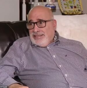 Asesino golpea a su PROPIO abogado defensor después de ser sentenciado a 50 años de prisión por asesinato