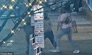‘El McDonald’s más peligroso de Estados Unidos’ afirma que la última víctima es un hombre frágil, de 77 años, que fue filmado siendo golpeado hasta convertirlo en pulpa por extraños afuera del restaurante de Seattle, de ahí su apodo McStubby’s.